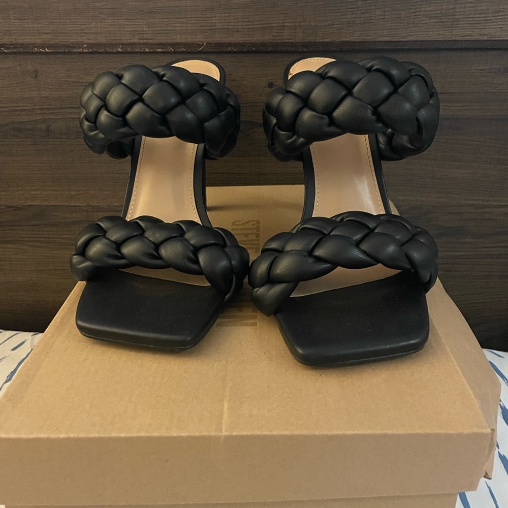 Steve Madden black leather “KENLEY” strapped heel. Size 8